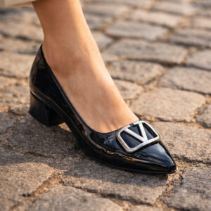 Kadın Siyah Rugan Tokalı Topuklu Babet – Sivri Burun, Kare Topuk, Şık Klasik Ayakkabı